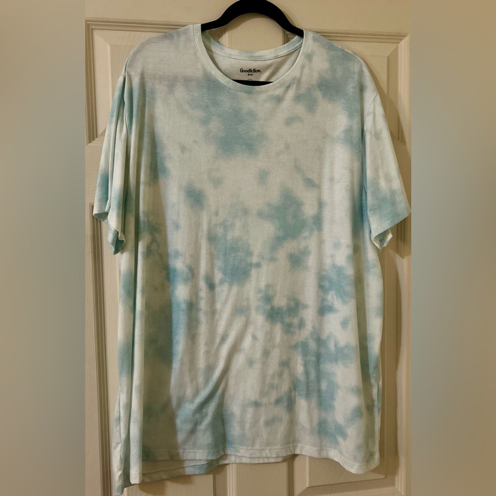 3/$15 NWOT BLUE AND WHITE TIE DYE TEE CASUAL